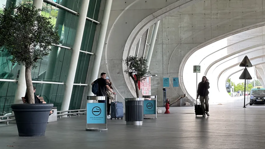 Passageiros com malas no terminal do Aeroporto do Porto (Sá Carneiro) — táxi de Caminha para o Aeroporto do Porto