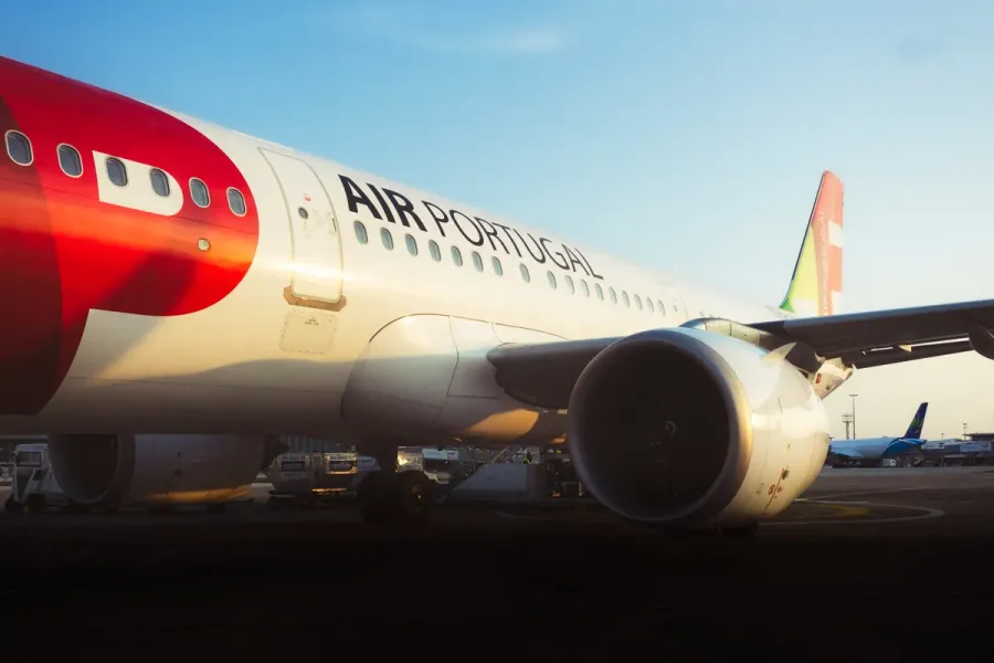 Avião da TAP na pista ao pôr-do-sol — táxi de Caminha para o Aeroporto de Lisboa (Humberto Delgado)