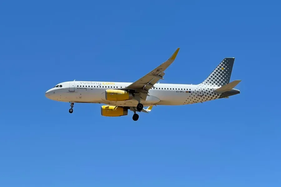 Avião da Vueling em voo — táxi transfronteiriço de Caminha para o Aeroporto de Vigo–Peinador (VGO)