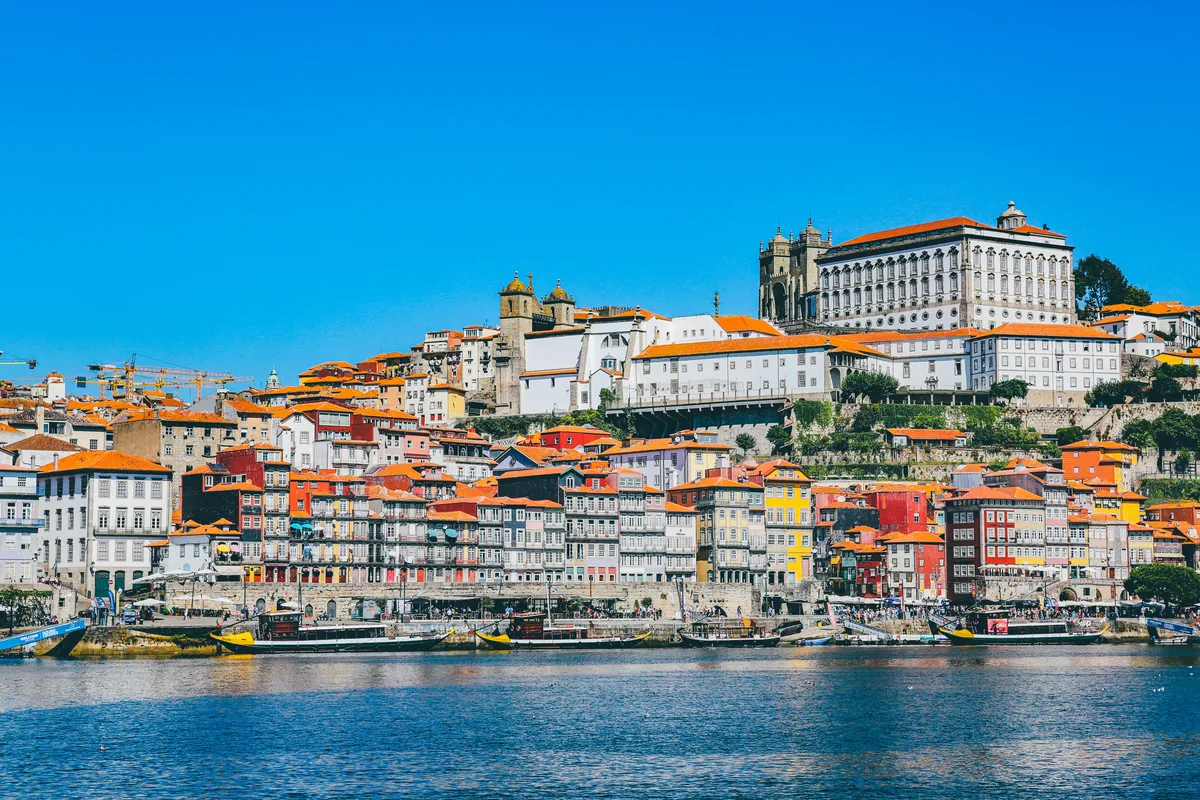 Vista panorâmica do Porto e do rio Douro, com os barcos rabelos na Ribeira — transferes de táxi de Caminha para os aeroportos do Porto, Vigo e Lisboa · Táxi Afonso 06