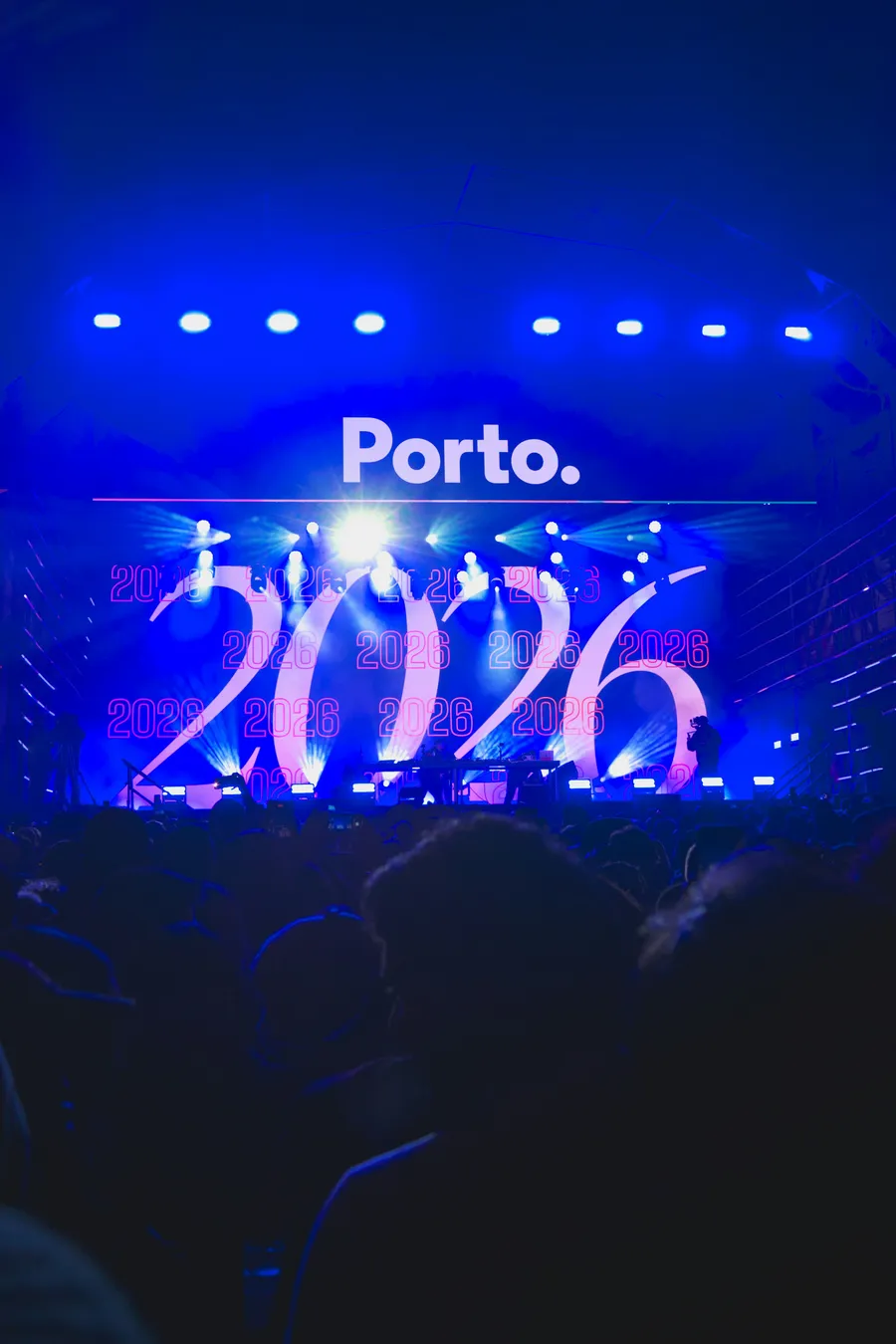 Palco de concerto com 'Porto 2026' iluminado — transferes para eventos · Táxi Afonso · 06 Caminha