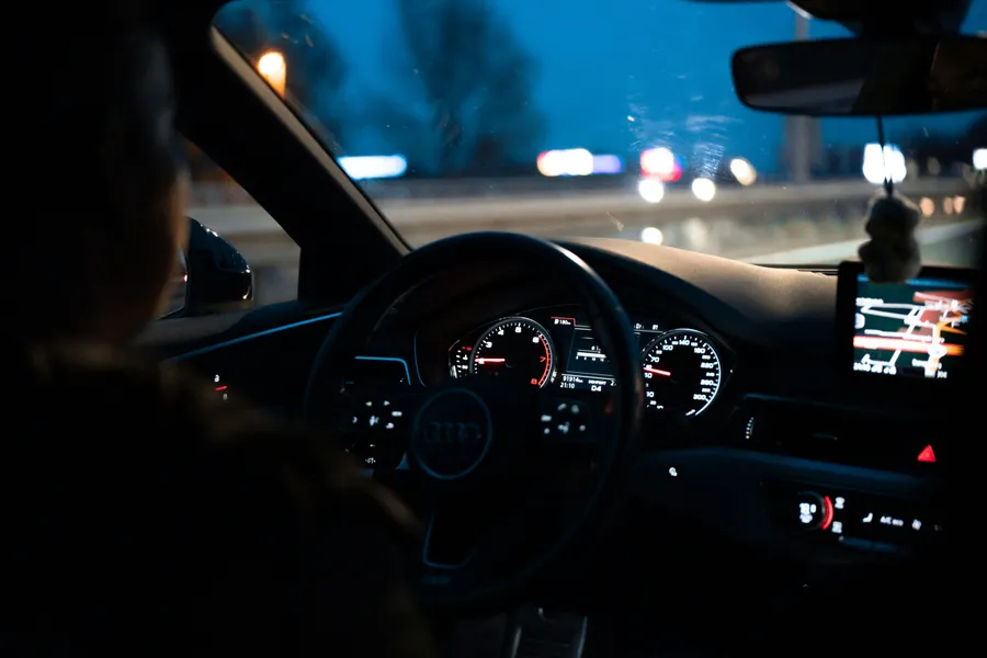Condução nocturna com painel iluminado e estrada — viagens de longa distância · Táxi Afonso · 06 Caminha