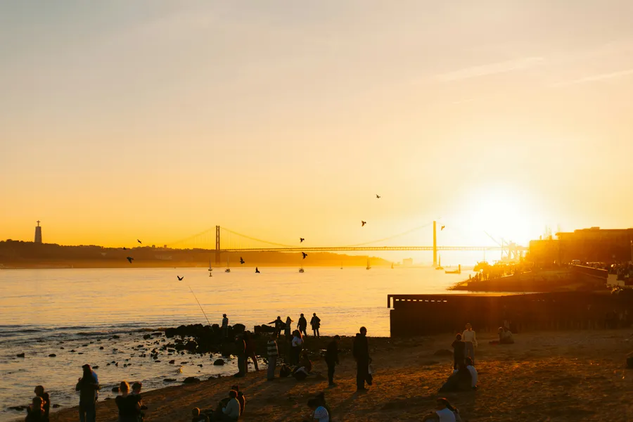 Pôr-do-sol sobre ponte de Lisboa — pedidos especiais 24/7 · Táxi Afonso · 06 Caminha